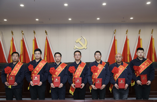 0206 修理能手從左至右依次為 邵冠峰、王寶玉、潘春樂、李龍、許特斯、韓利杰、寇增亮.jpg