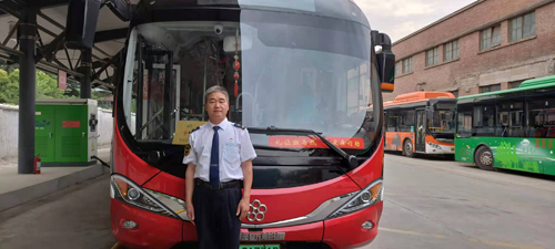 公交車(chē)長(zhǎng)范照偉榮獲“洛陽(yáng)市優(yōu)秀共產(chǎn)黨員”稱號(hào)
