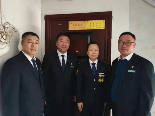 “一人得獎，全家光榮” 送“牌”上門，集團為標(biāo)兵先進送去榮譽喜報牌匾