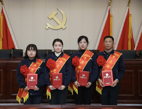 0207 從左至右依次為 點鈔能手王璐、充值能手孫昭娣、教學能手王慧娟、孫衛(wèi)東.jpg