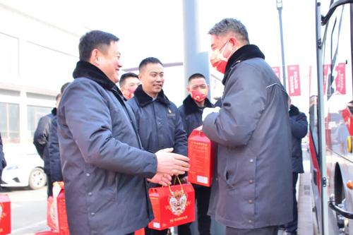 進(jìn)站點(diǎn)！集團(tuán)領(lǐng)導(dǎo)與一線職工共度新春