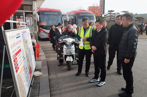 A1 集團(tuán)黨委書記、董事長王保東到龍門石窟公交站調(diào)研