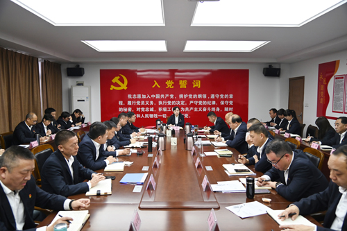 打好“收官戰(zhàn)” 謀好“開局篇”！洛陽公交集團召開11月董事長月調度會02.JPG